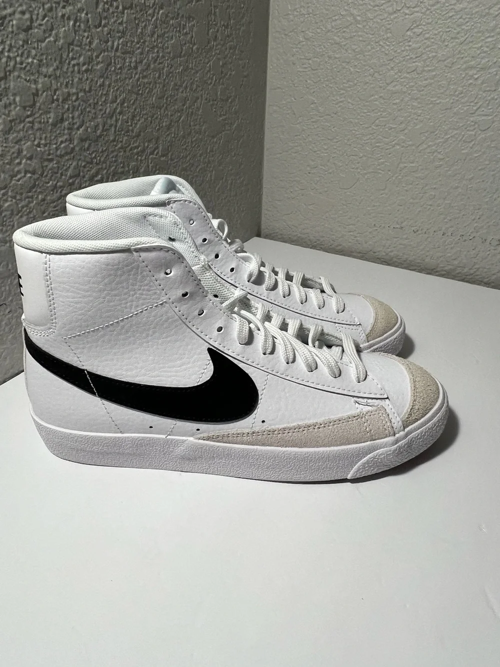 Nike Blazer Mid ’77 GS high top White Black Team Orange DA4086-100 Youth size 7Y
